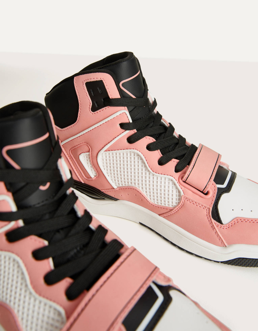 Hochgeschnittene, kombinierte Sneaker