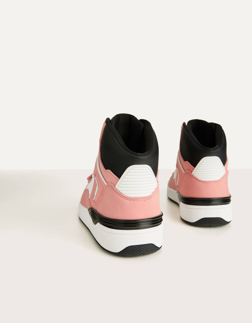 Hochgeschnittene, kombinierte Sneaker