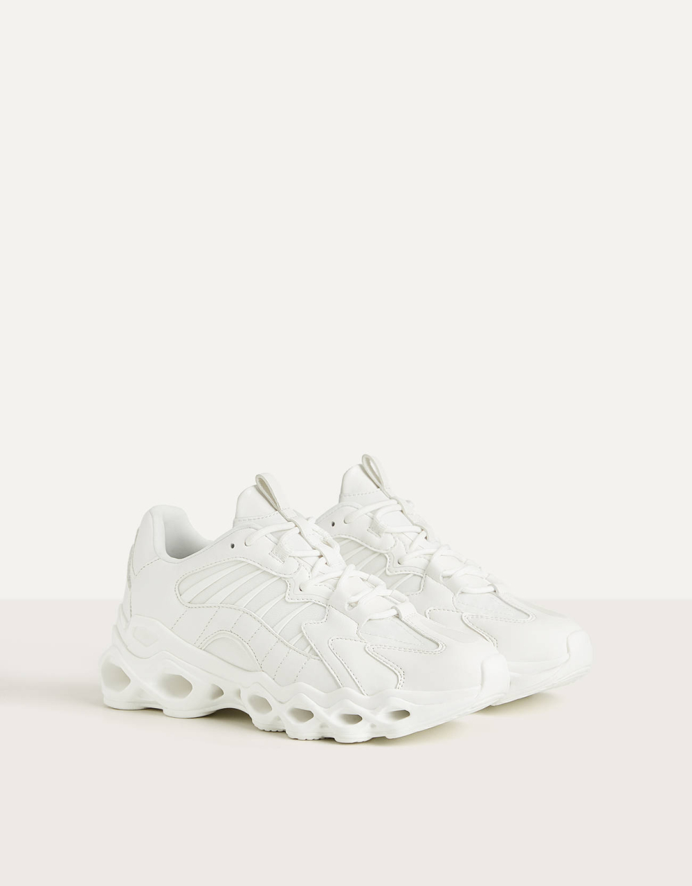 Sneaker mit Öffnungen in der Sohle