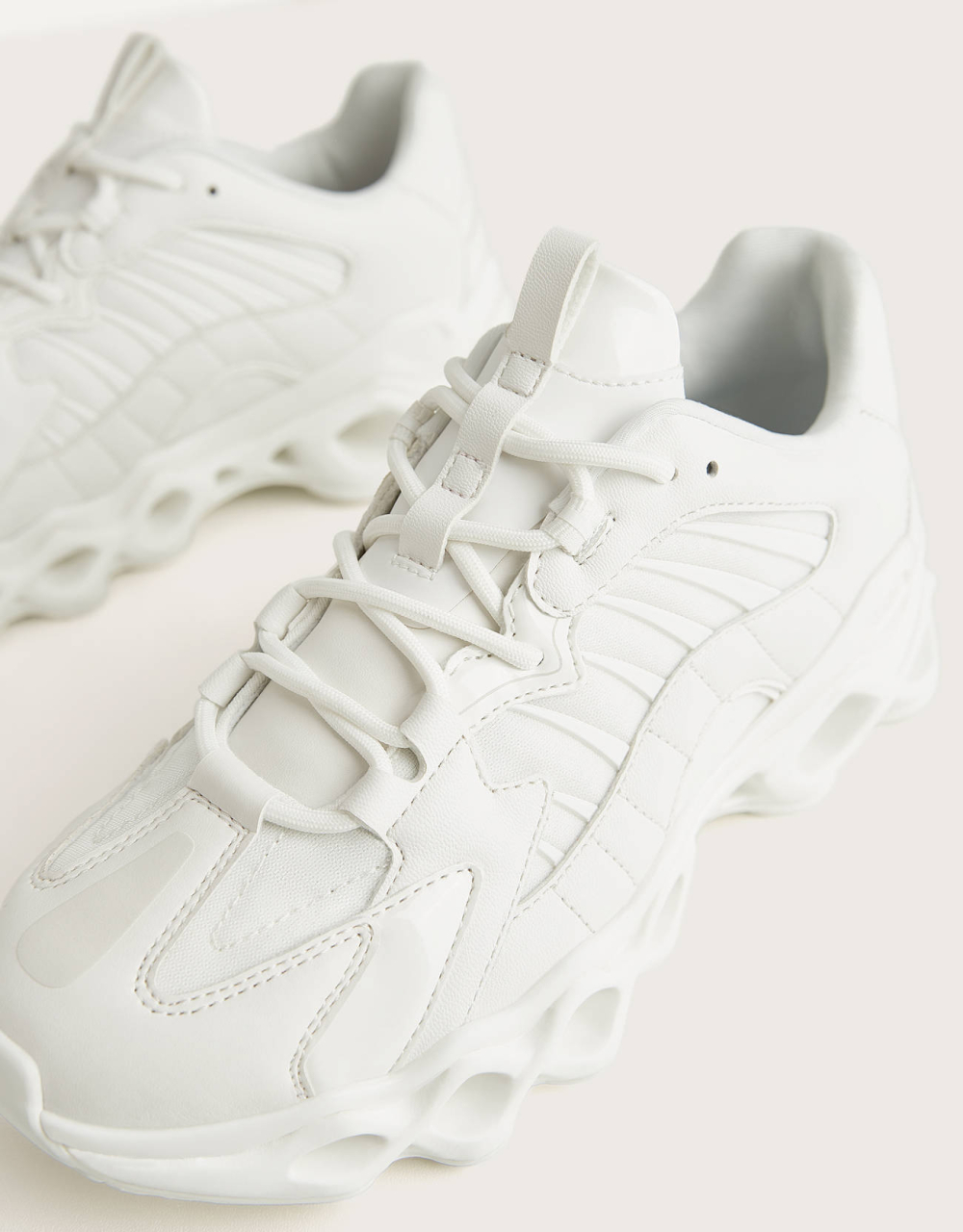 Sneaker mit Öffnungen in der Sohle