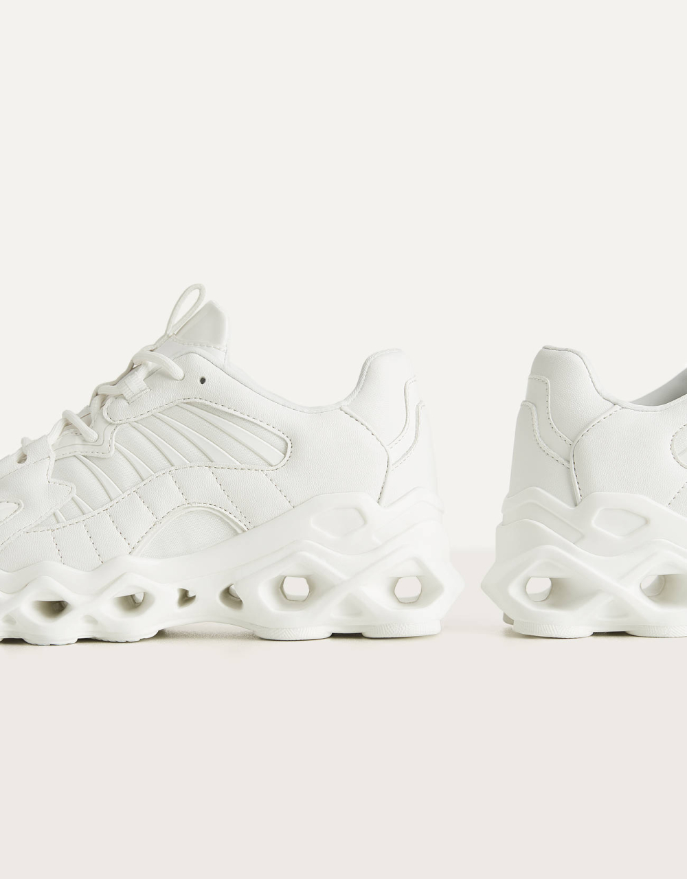 Sneaker mit Öffnungen in der Sohle