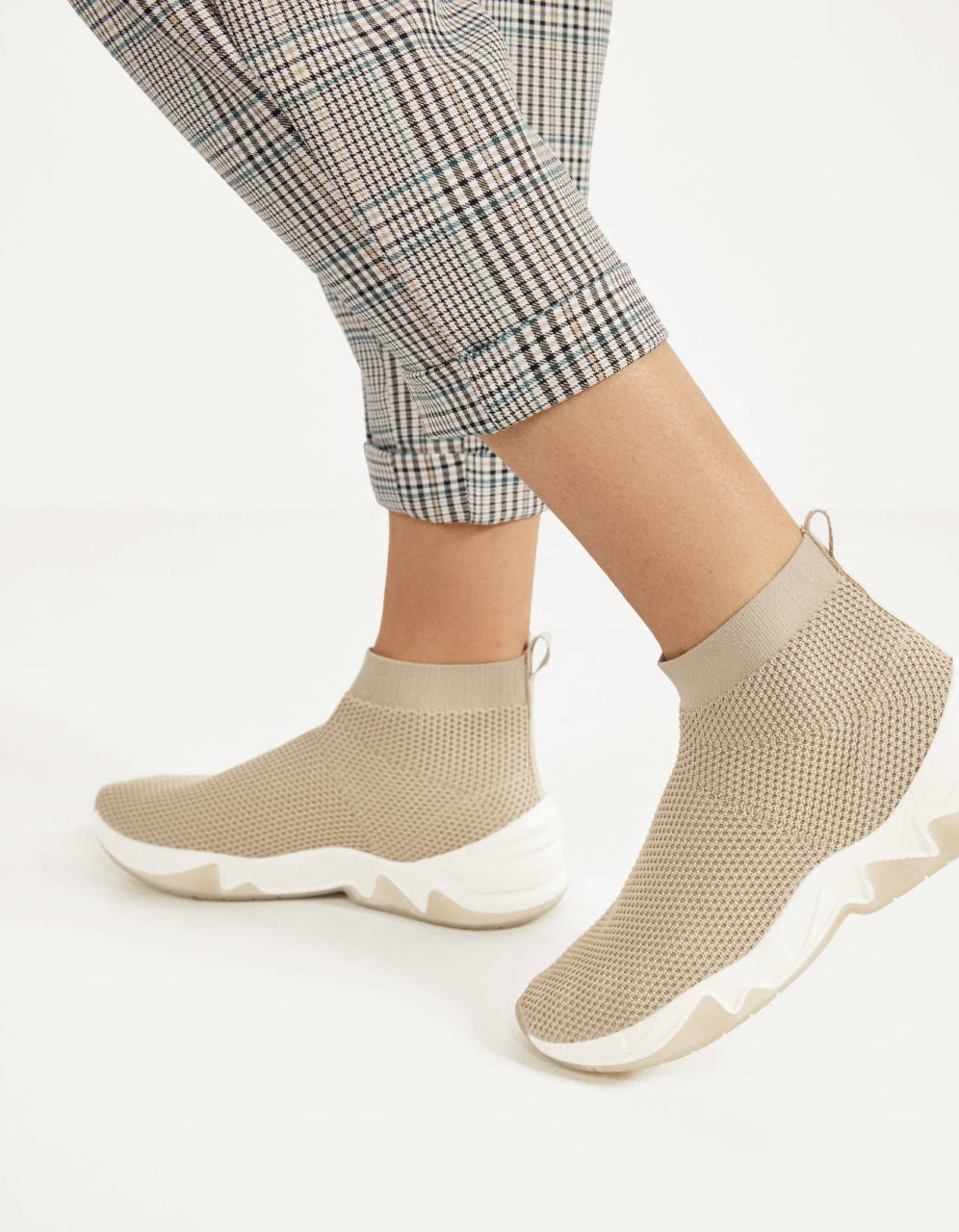 Hohe Sneaker mit elastischem Schaft