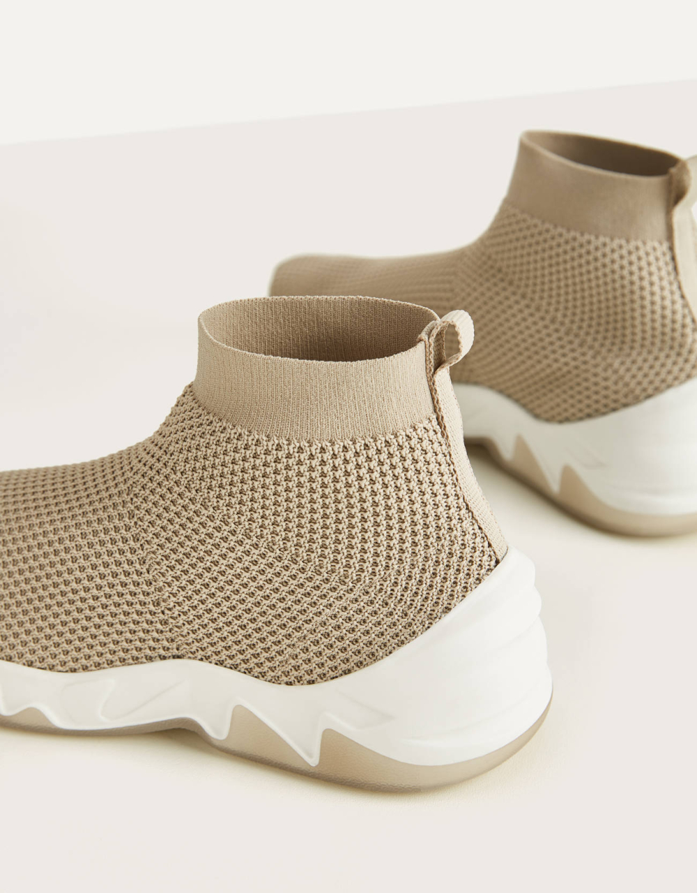 Hohe Sneaker mit elastischem Schaft