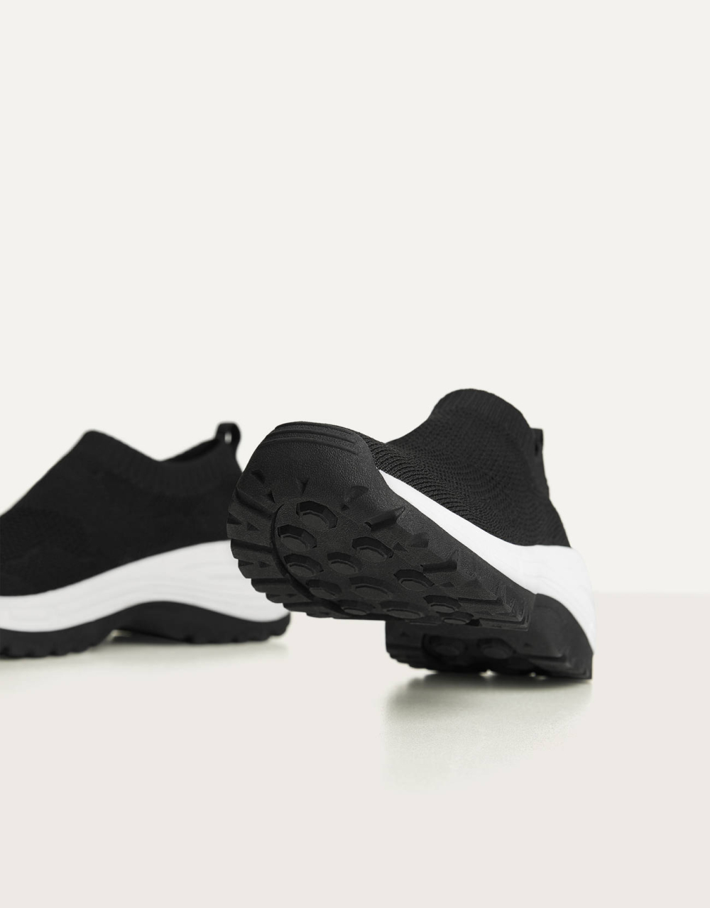 Sneaker mit Netzstoff und Socken