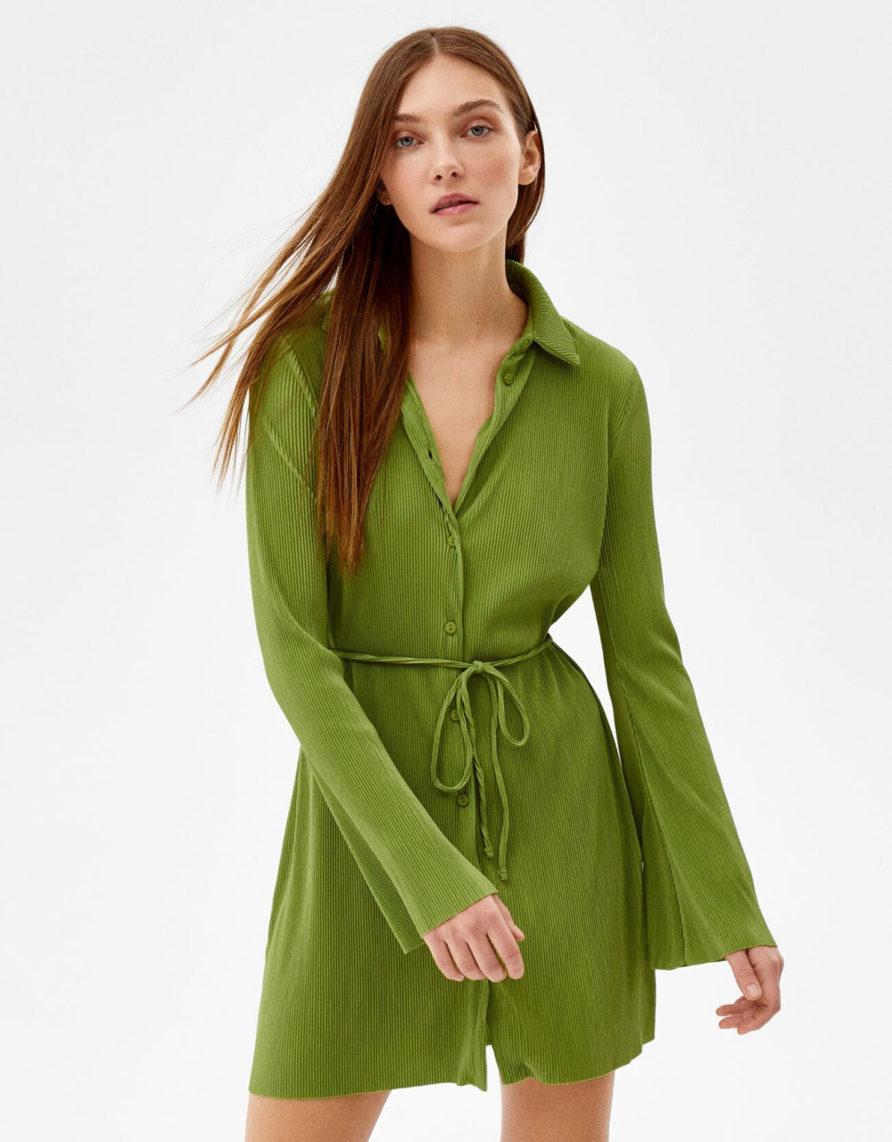 Plissiertes Minikleid mit langen Ärmeln und Gürtel