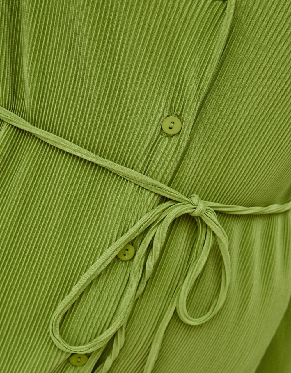 Plissiertes Minikleid mit langen Ärmeln und Gürtel