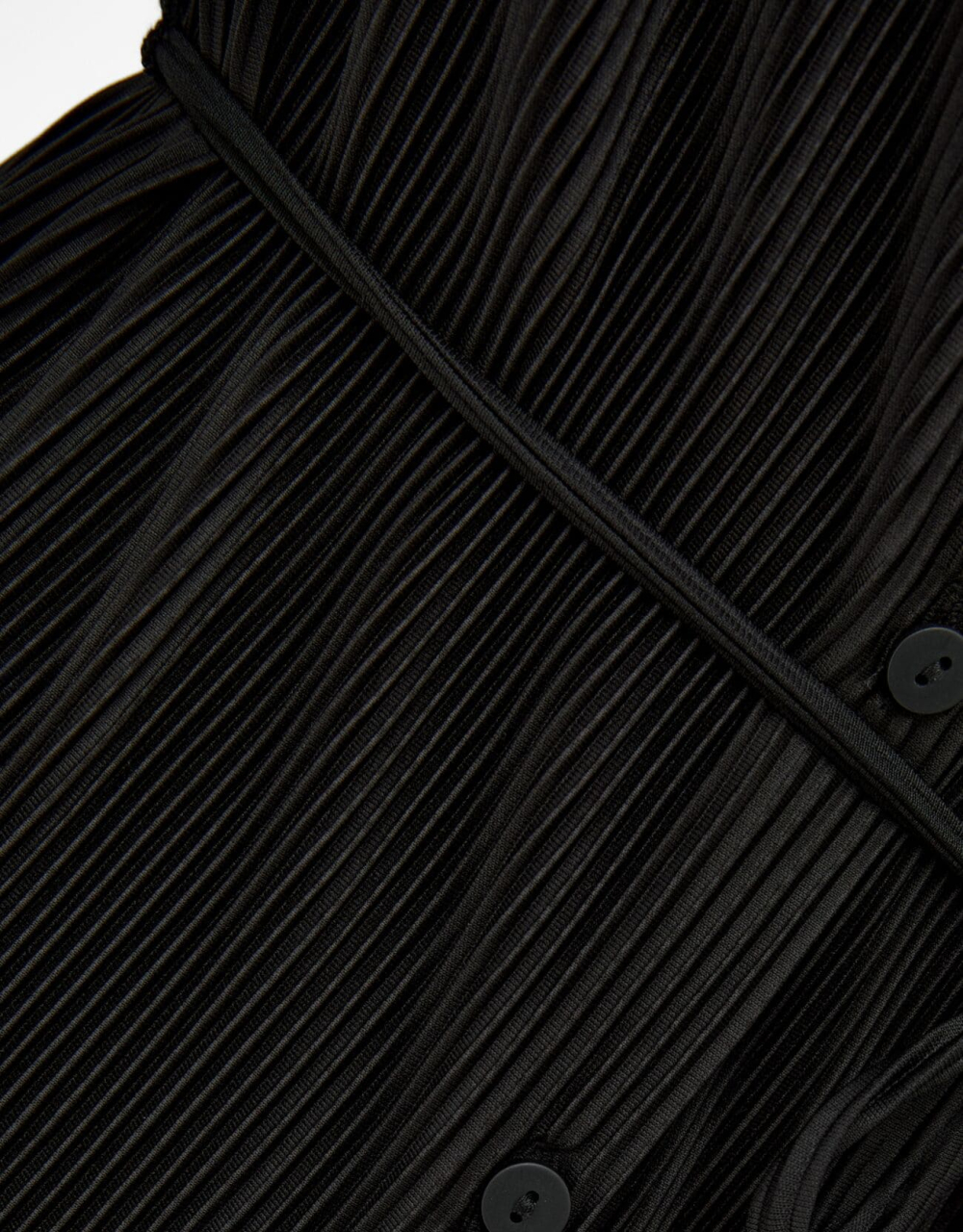 Plissiertes Minikleid mit langen Ärmeln und Gürtel