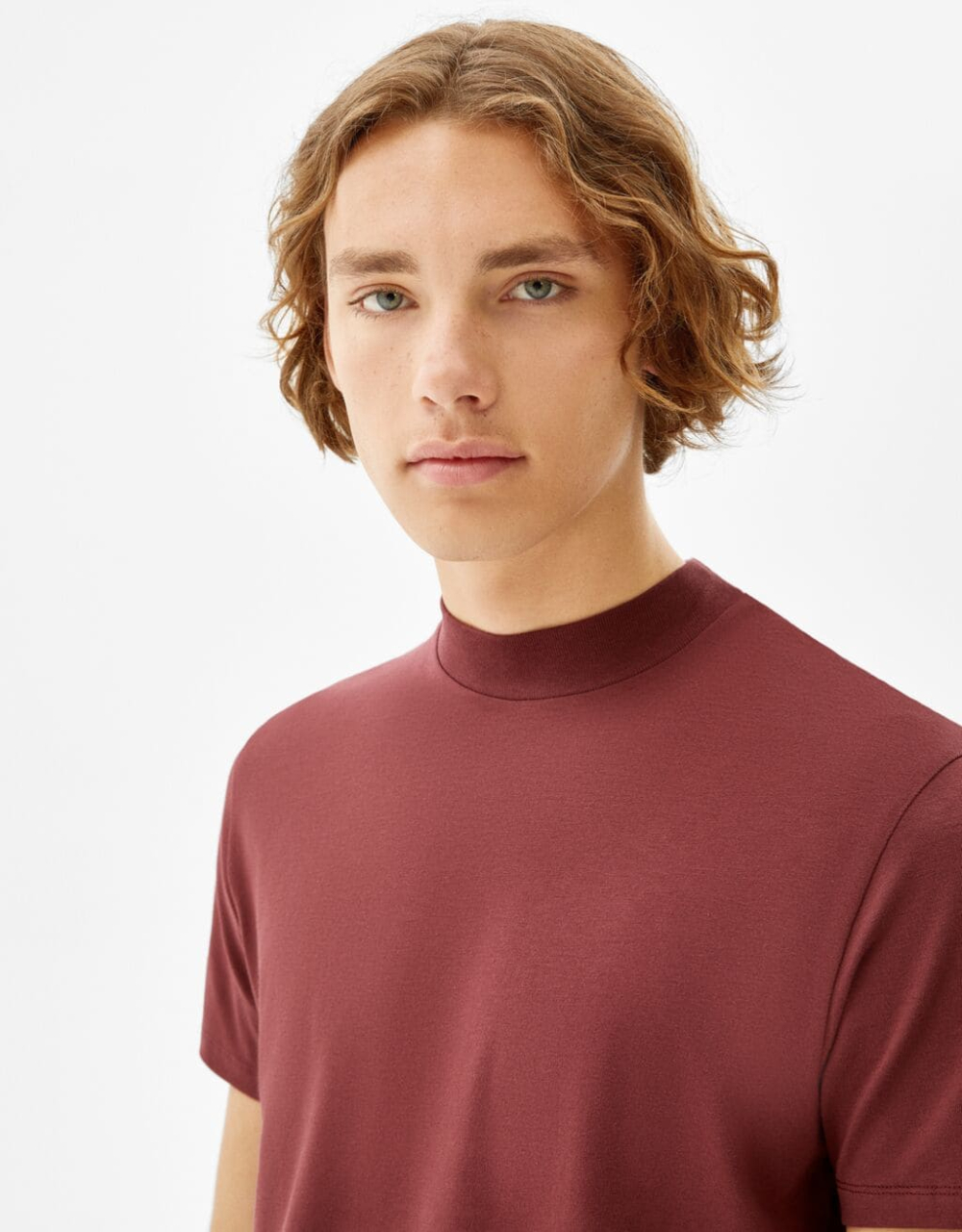 T-Shirt im Slim-Fit mit geripptem Stehkragen